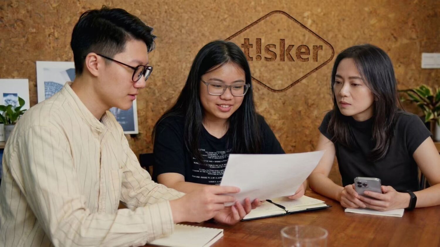 tisker 團隊與教育工作者討論「點點星光」公益計畫推動內容,規劃特殊教育感官課程與全台師資培訓合作方向。(圖/宙思國際有限公司提供)