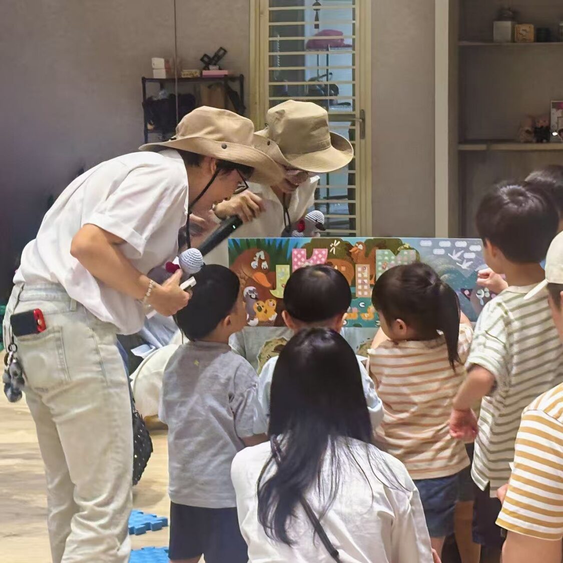 tisker 團隊於活動現場帶領孩童進行貼紙互動教學,透過遊戲與創作,引導孩子建立專注力與感官學習能力。(圖/宙思國際有限公司提供)