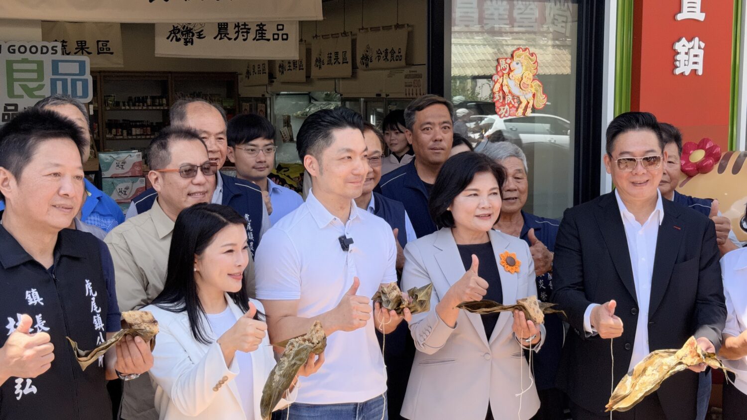 蔣萬安(中)、張麗善(右二)力推虎尾花生粽。(圖/記者 張泓笙翻攝)