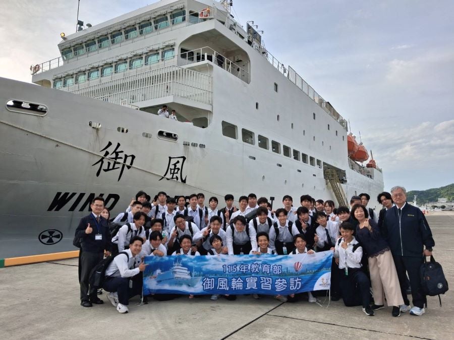▲教育部新一代實習船「御風輪」2026第四航次航抵日本愛媛縣松山港，高科大航技系與輪機系學生於船前合影，展開海上實習與國際交流行程。