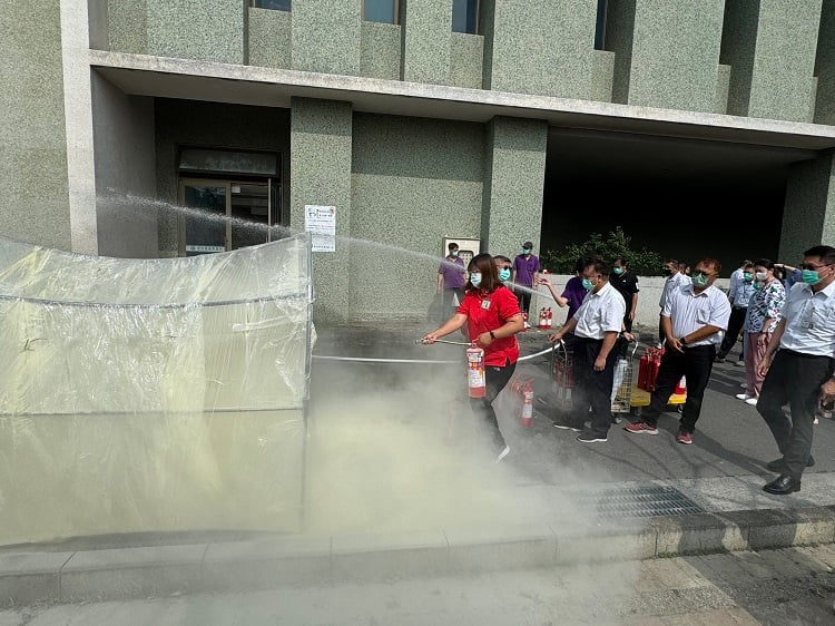 ▲火場應變零距離-雲基消防器具操作訓練。(記者劉峻文攝)