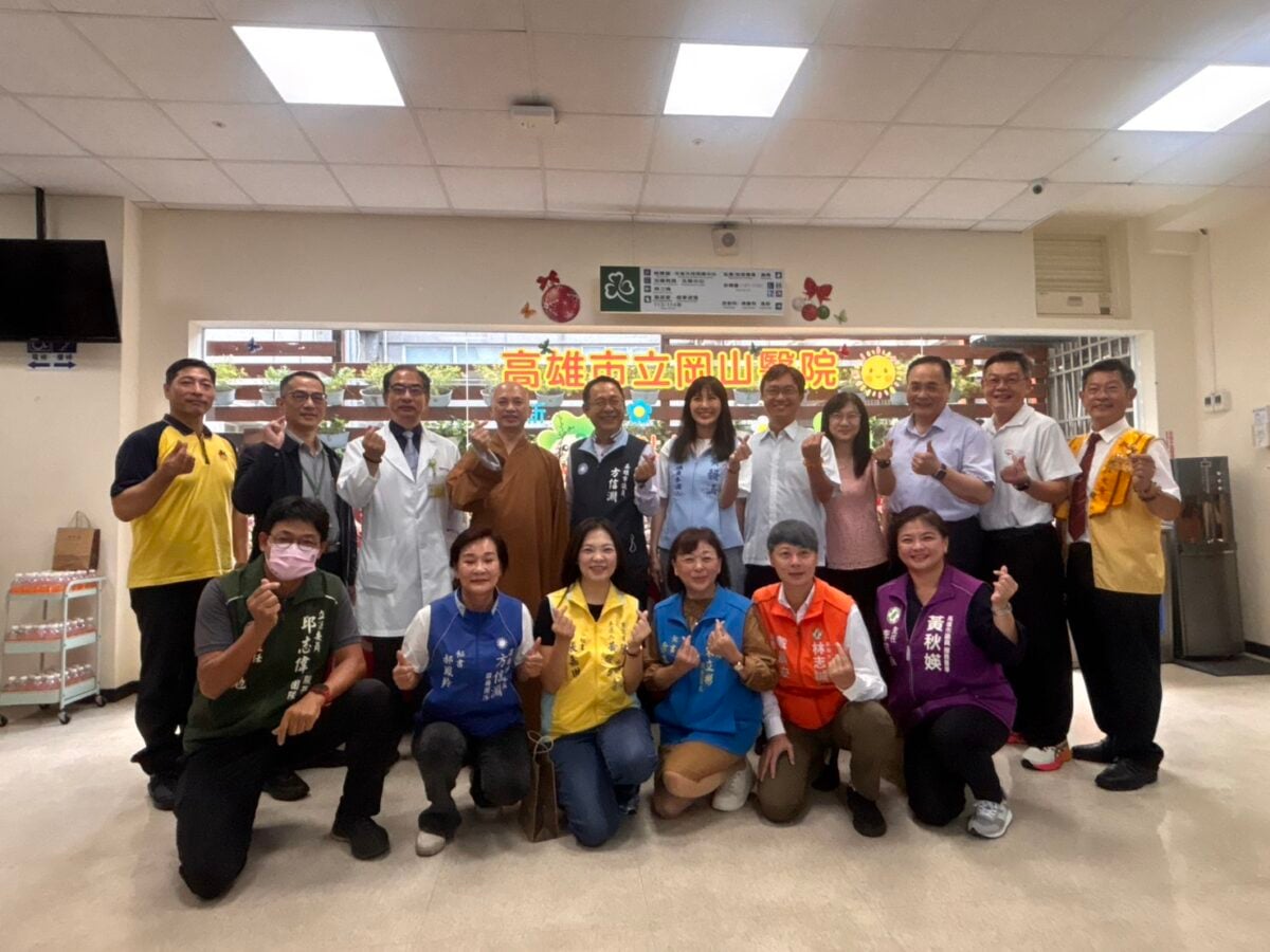 ▲祈福聲中迎佛誕,岡山醫院浴佛活動吸引民眾共沐慈悲祥和。