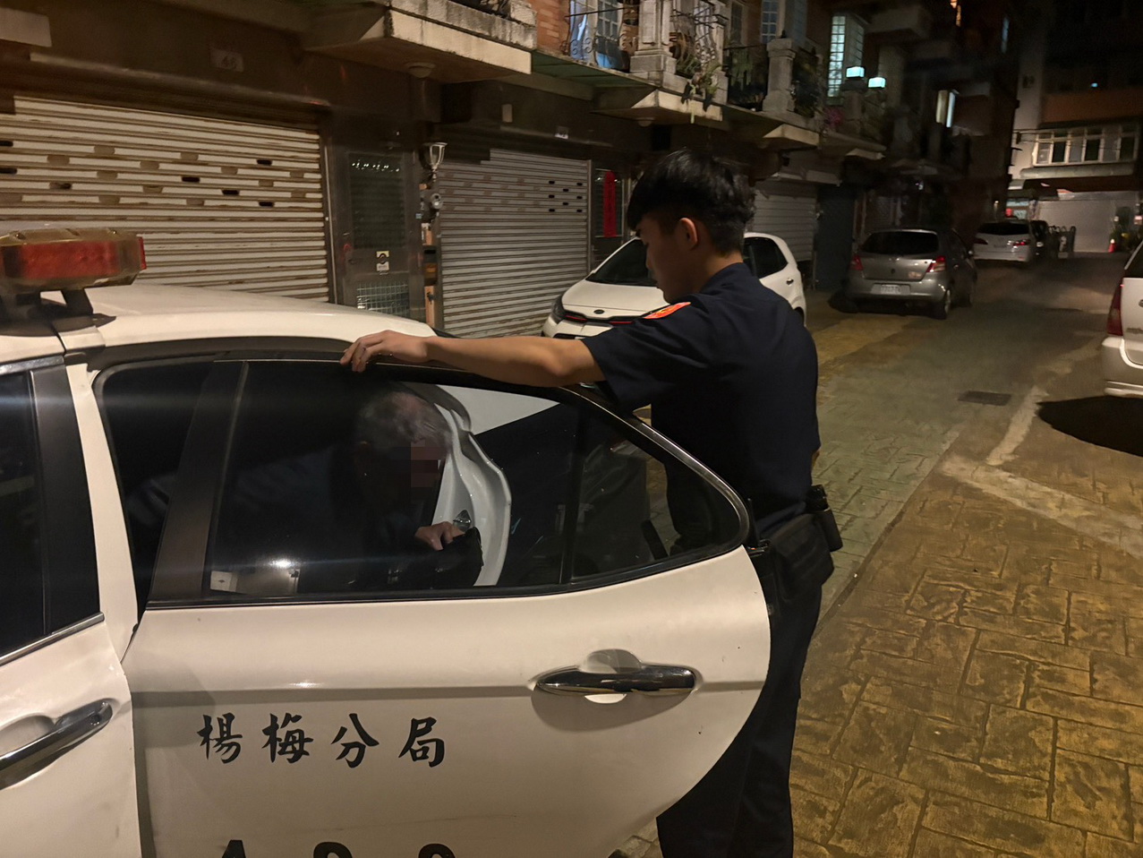 對鏡喊「朋友被困」 楊梅警察細心察覺助失智翁返家 - https://www.watchmedia01.com