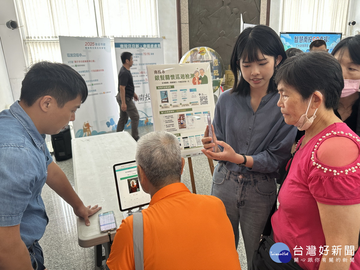 民眾立即體驗健康量測。( 記者扶小萍攝)