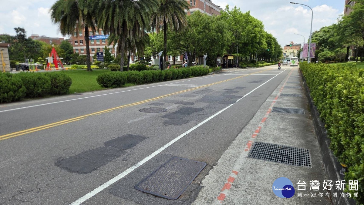 亞洲大學現代美術館前道路坑坑洞洞。