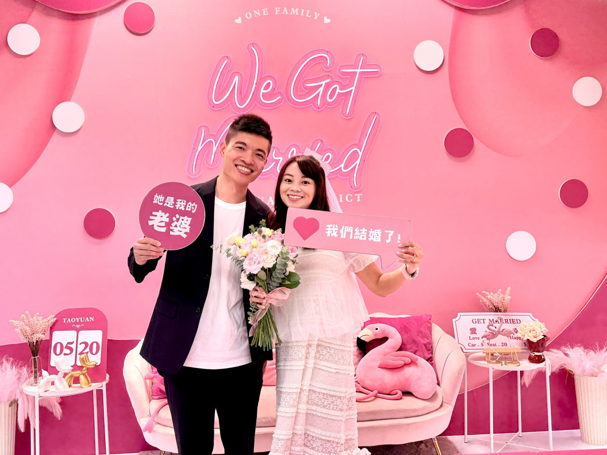 桃園市共有439對新人完成結婚登記後合影留念,為「520我愛你」留下甜蜜回憶。<br /><br /> <br /><br />