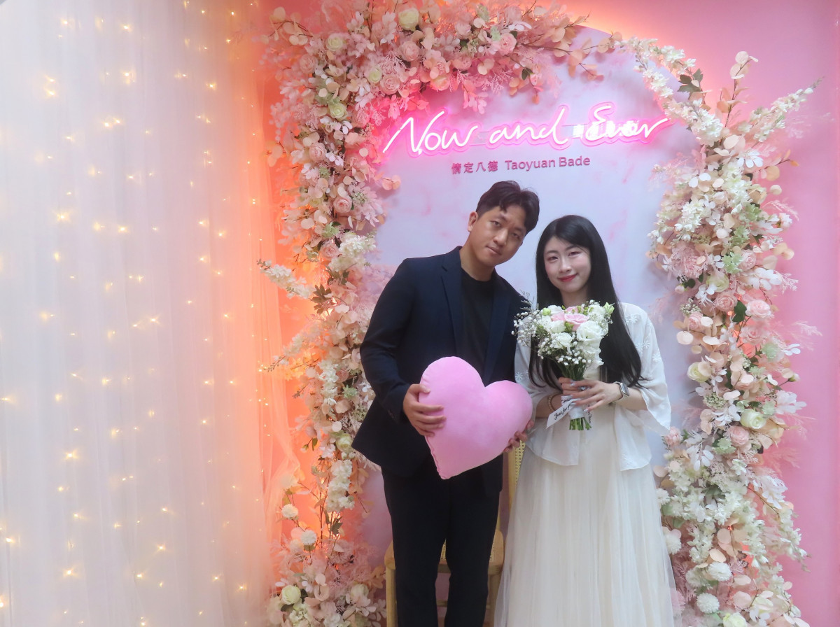 桃園市共有439對新人完成結婚登記後合影留念,為「520我愛你」留下甜蜜回憶。<br /><br /> <br /><br />