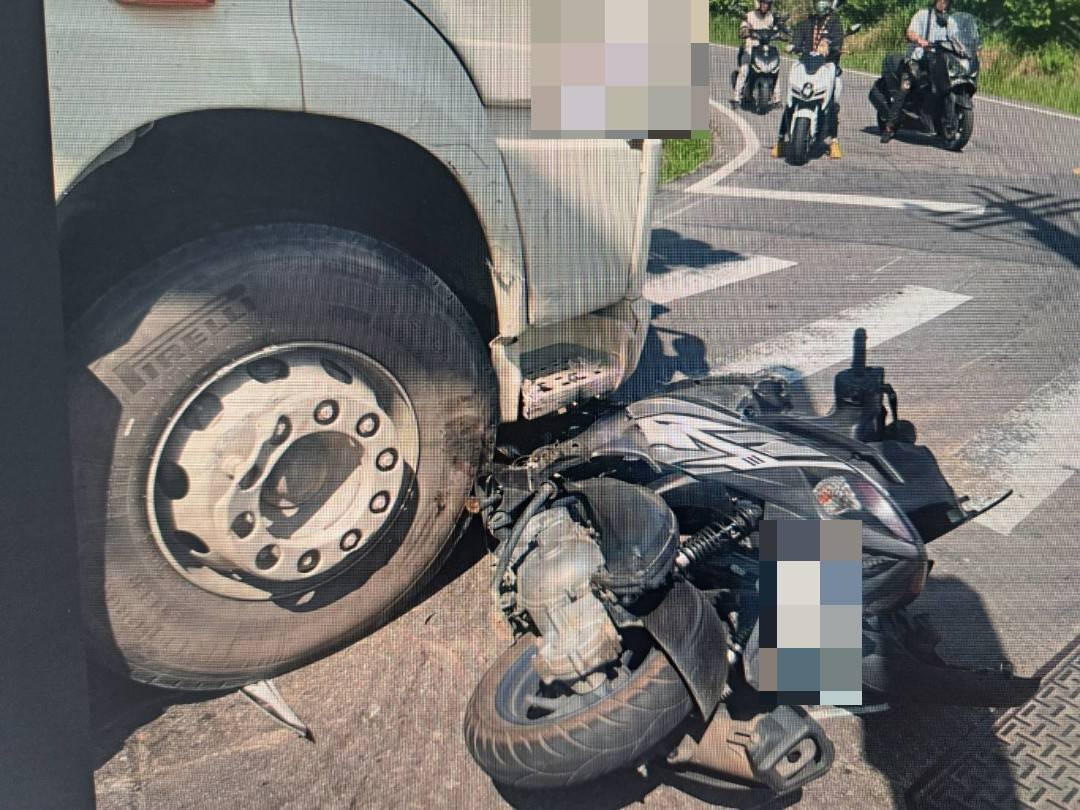 曳引車轉彎與機車發生碰撞。