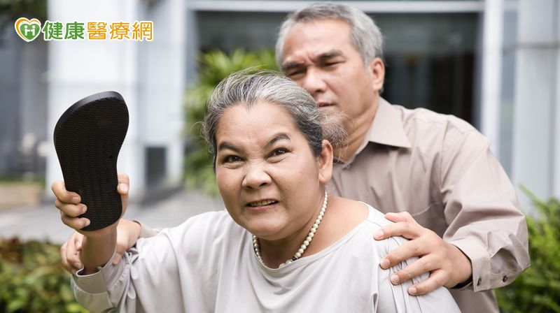 失智長輩突然變了一個人?醫:可能是感官崩解求救