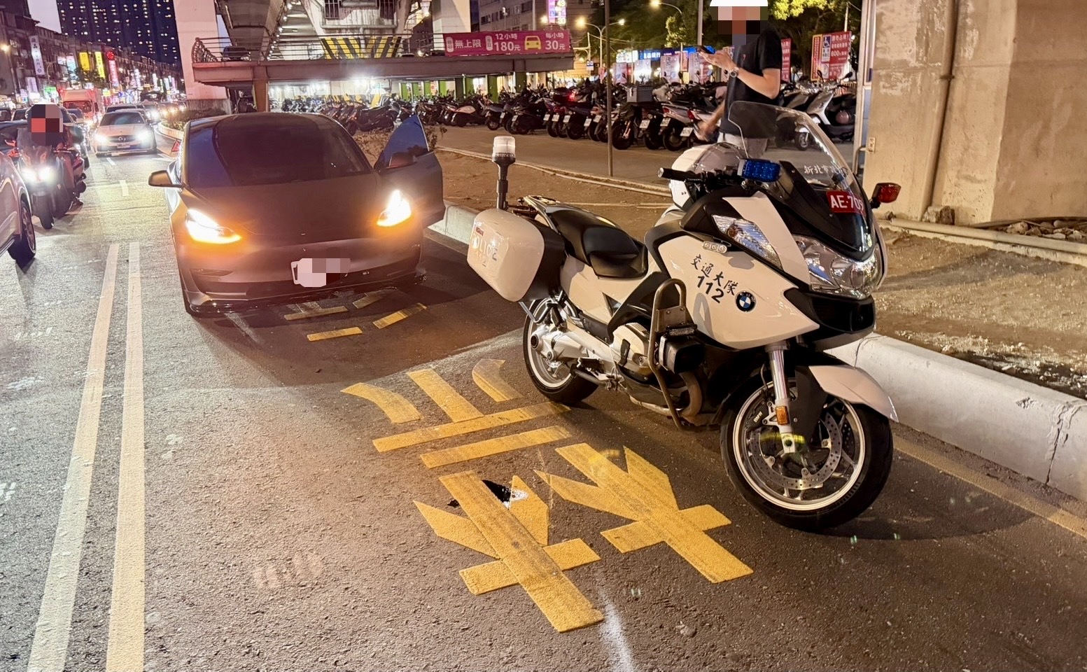新北市板橋區前(18)日晚間發生1起交通事故。海山警分局張姓警員騎乘警用重機,在文化路、民生路口綠燈起步時,遭後方特斯拉自小客車追撞。