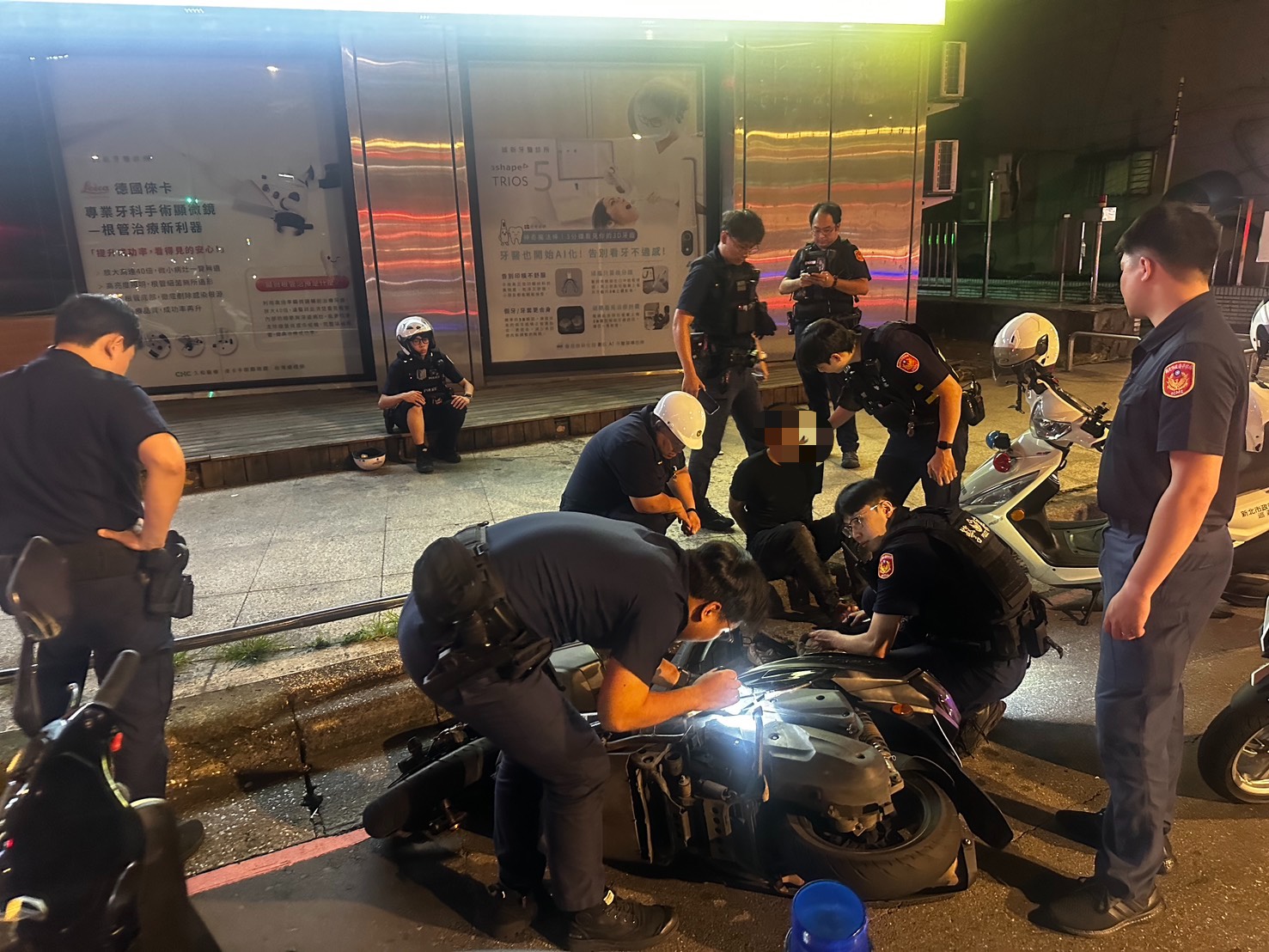 新北市板橋區昨(19)日晚間18時許上演驚險警匪追逐。