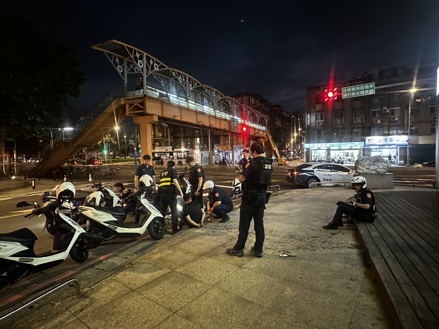 陳男逃竄至四川路二段245巷口時,猛力撞擊前方支援攔截的警用機車後失控倒地,大批警力立刻上前將其壓制逮捕。