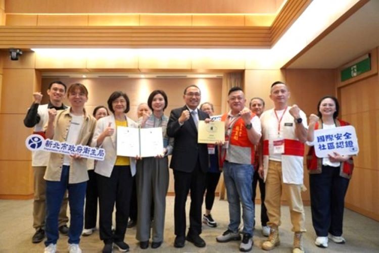 北台原鄉首例 烏來榮獲WHO國際安全社區認證 33 《圖說》市政會議獻獎,第一排左前排起衛生局張育誠股長、陳潤秋局長、林瑋茜局長、侯友宜市長、烏來區長周至剛與烏來衛生促進會理事長林東暭及後排烏來衛生促進會重要幹部。〈原民局提供〉