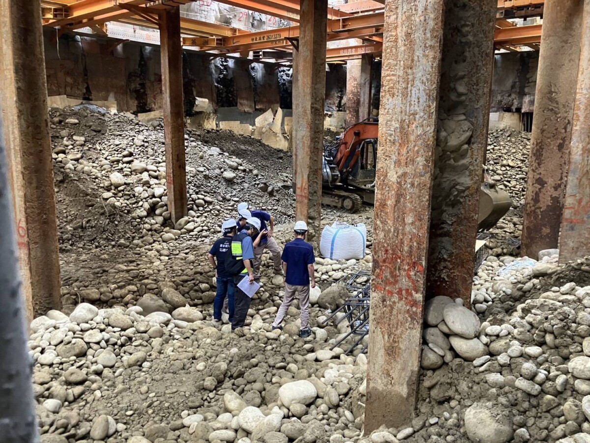 ▲中市府都發局偕同台中市結構工程技師公會技師5月19日現勘照片。(圖/記者顏淑娟翻攝)