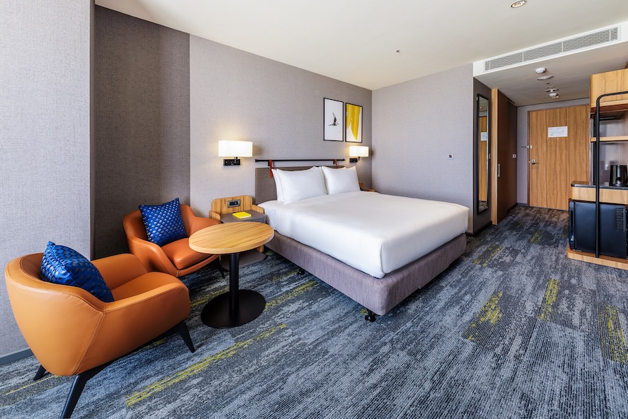 嘉義101福容voco酒店，為歡慶品牌兩週年，結合嘉義限定花季景觀，特推出「壽星住一送一」住房專案。（圖/福容voco酒店提供）
