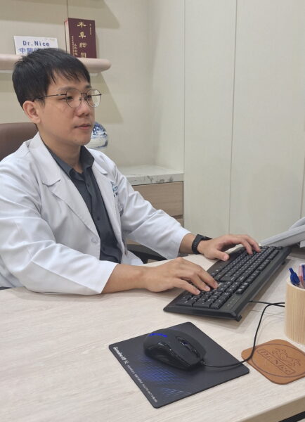 Dr.Nice欣悅中醫診所賴俊宏中醫師提醒,小滿時節氣候濕熱,民眾應注意眼部清潔、避免過度用眼,並養成良好生活作息,以降低急性結膜炎等眼部不適風險。(圖/Dr.Nice欣悅中醫診所提供)