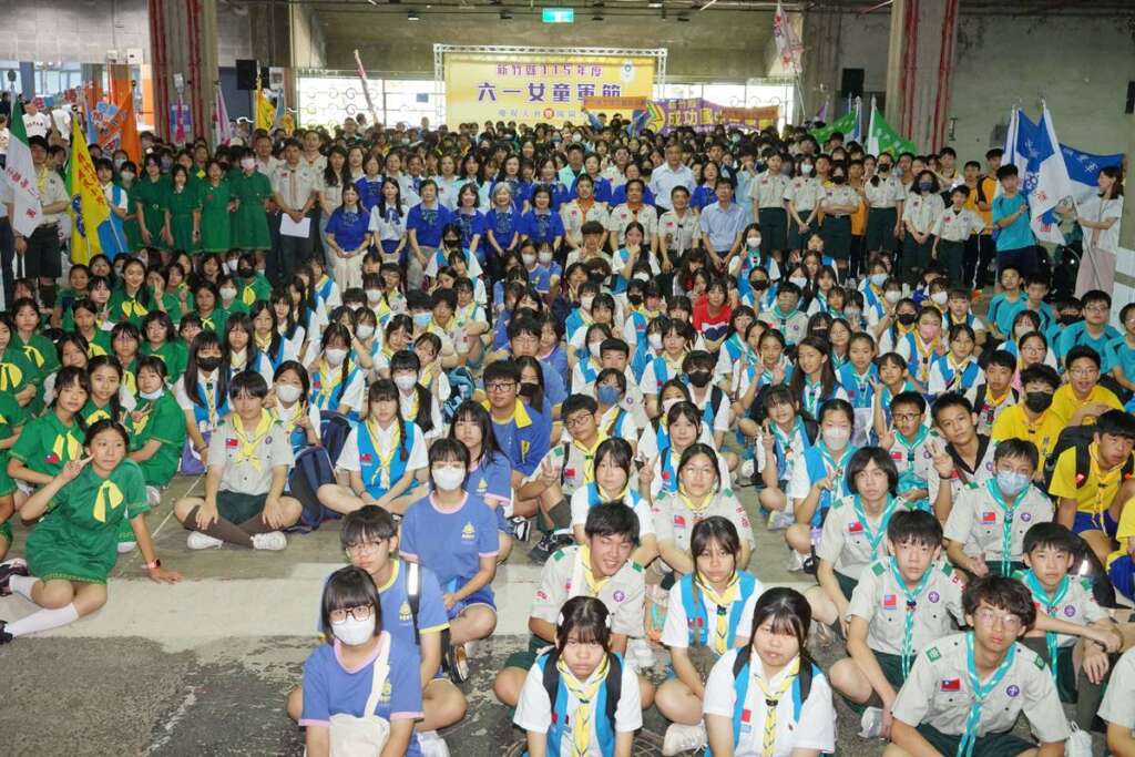 ▲新竹縣女童軍會今日上午於新竹縣體育場,盛大舉辦「115 年度六一女童軍節慶祝大會暨闖關活動」,縣內35所國中小及高中、合計720名童軍夥伴與師長熱情參與。