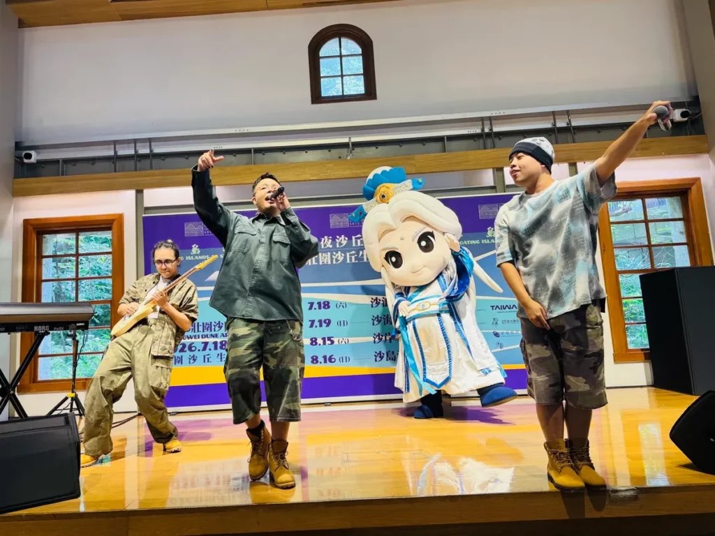 現場新時代進香團攜手霹靂布袋戲大偶素還真精彩表演