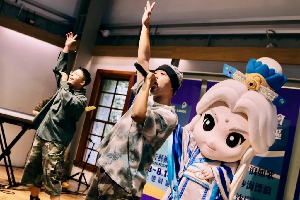 現場新時代進香團攜手霹靂布袋戲大偶素還真精彩表演