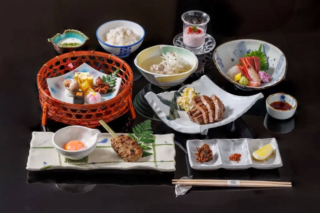 HAYASE日本料理春夏旅展首度推出「正宗仙台厚切牛舌套餐」,嚴選牛舌厚切炭烤,外層焦香、內裡柔嫩多汁,搭配麥飯與山藥泥,重現仙台經典吃法,旅展優惠價1,580元。(圖/ JR東日本大飯店台北)