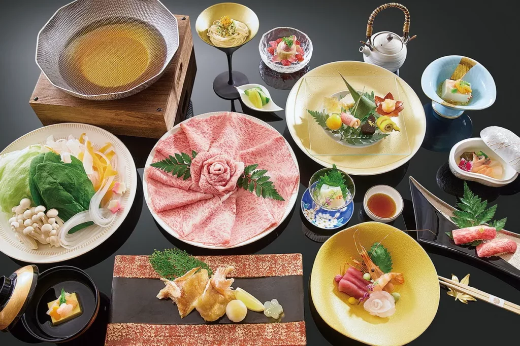 高端客層詢問度極高的HAYASE日本料理「A5和牛雙人涮涮鍋」套餐,則主打細緻油花與入口即化口感,由服務人員桌邊涮煮,旅展優惠價6,999元。(圖/ JR東日本大飯店台北)