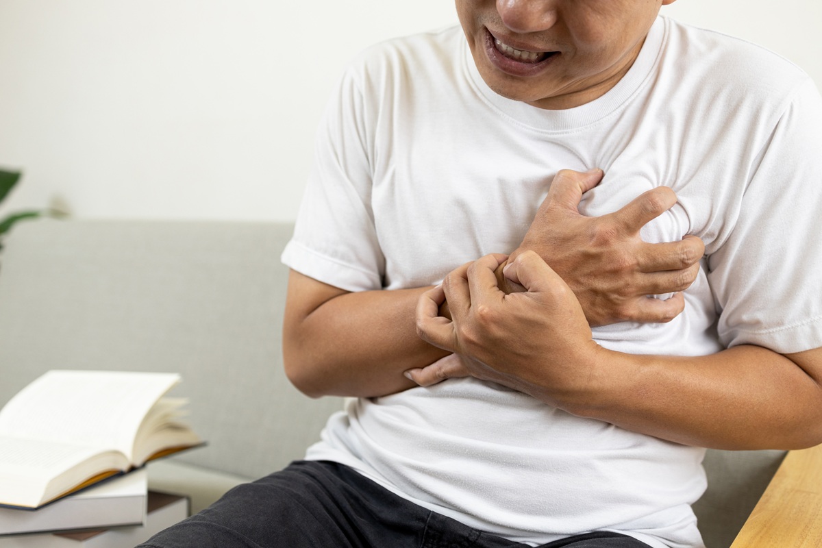 胸悶5個月以為胃食道逆流，50歲主管健檢揪出兩條血管快堵死，醫示警：胸口悶痛、喘恐是心肌梗塞前兆