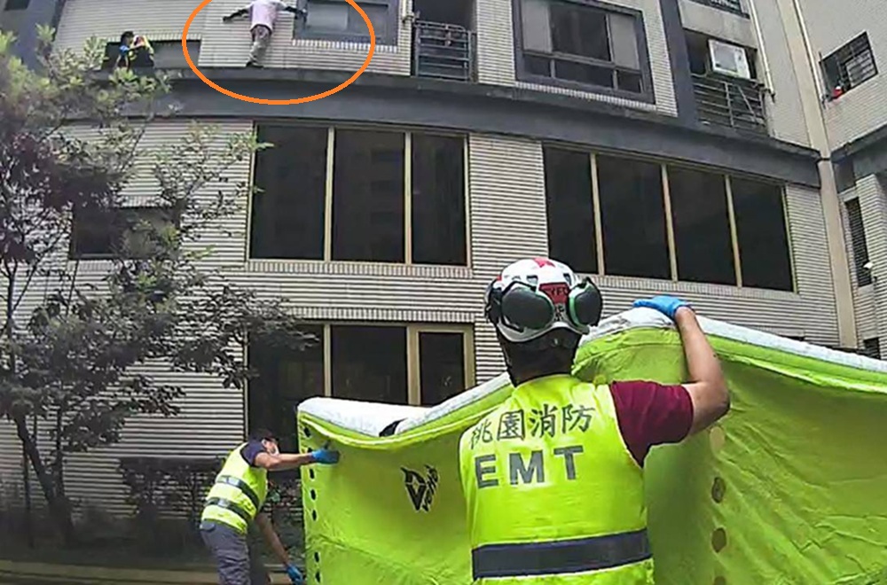 忘帶鑰匙爬外牆受困 警消緊急救援化解驚魂記 180 cnews204260520a01