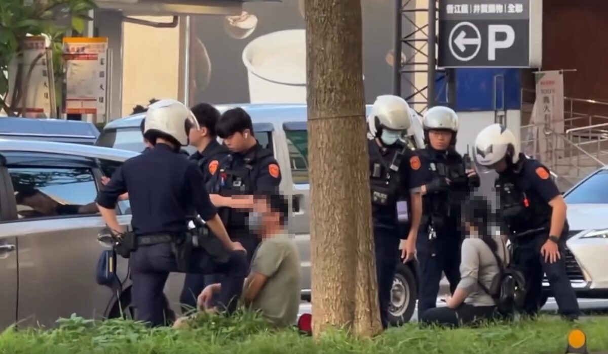【有片】中壢白牌車載客遭警攔 車上失聯移工嚇到「拉壞把手」 1779244553344 0