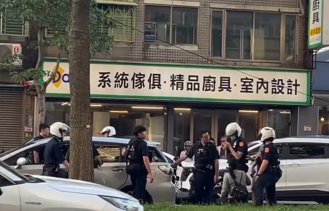 【有片】中壢白牌車載客遭警攔 車上失聯移工嚇到「拉壞把手」 1779244568592 0