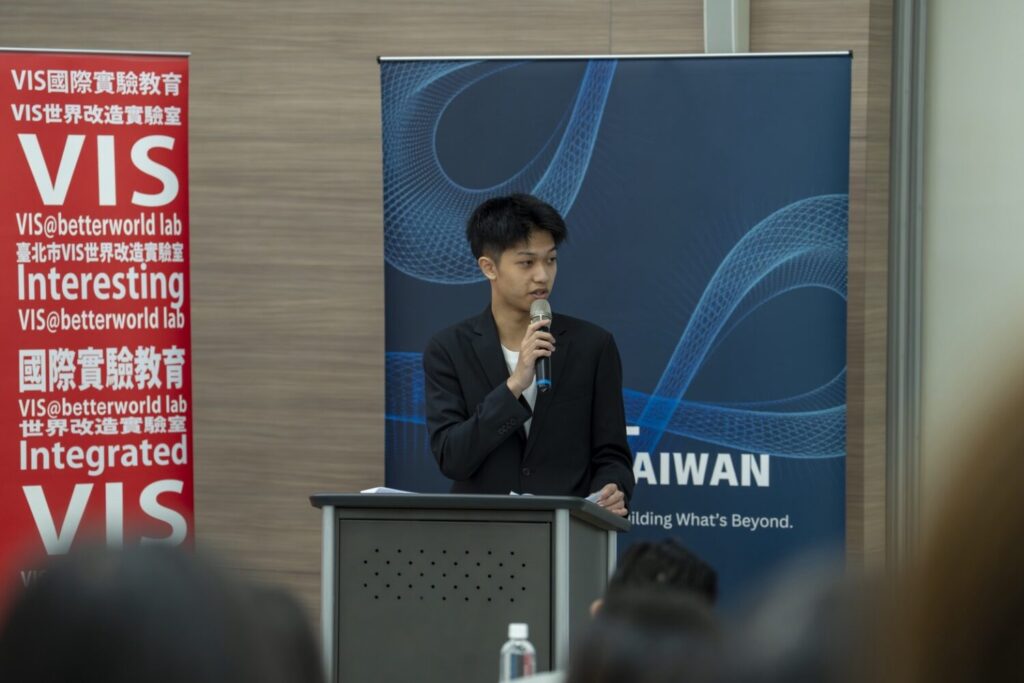 由臺北VIS 高中學生Jimmy黃柏崴(持mic者)、Miu黃美翔及其團隊籌組Business Club 商業社團,展現出高度的組織力、企劃力與行動力。(圖/台北市VIS國際實驗高中 提供)