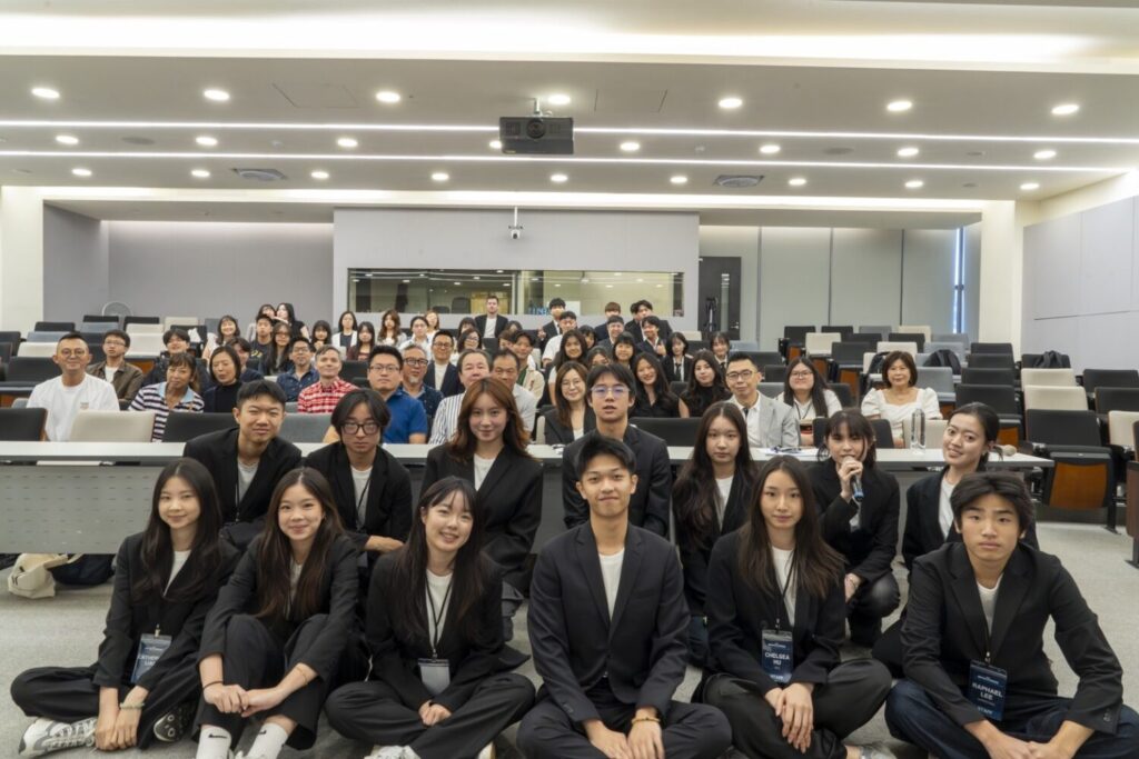 VIS國際實驗教育學生經常透過跨學科學習,將研究能力與公共議題意識結合,回應當代社會的複雜挑戰。圖為參加耶魯模擬聯合國大會的該校學員。(圖/台北市VIS國際實驗高中 提供)