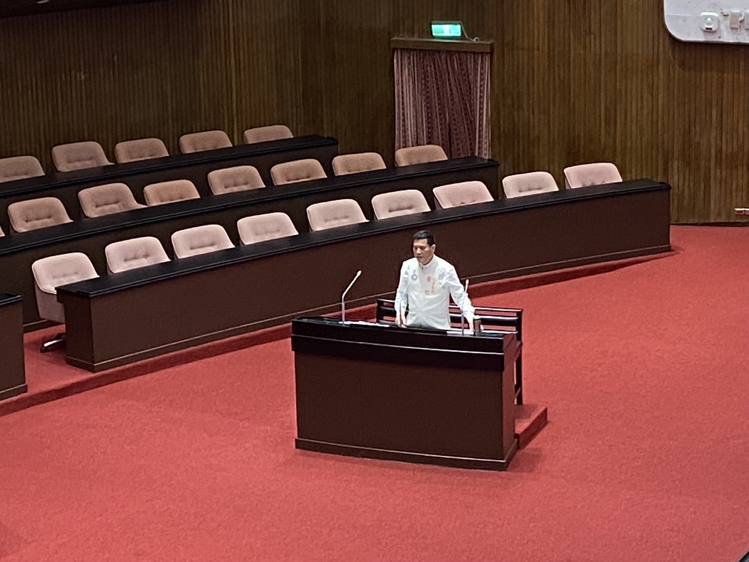 黃仁在國會議堂為民請命、推動爭取地方建設不遺餘力。(圖/黃仁國會辦公室)