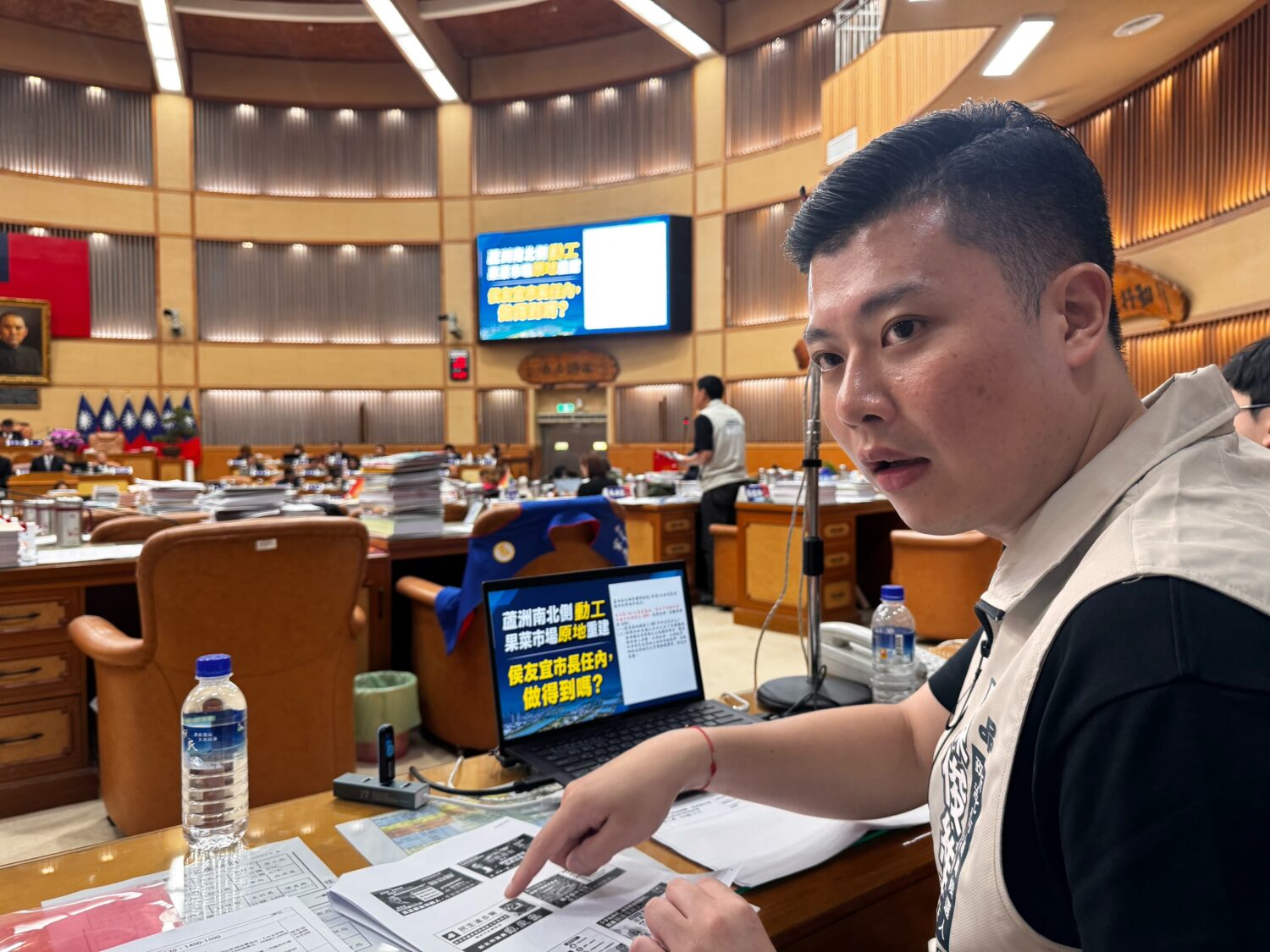 市議員參選人陳俊維於議會現場。(圖／記者李健興 翻攝）