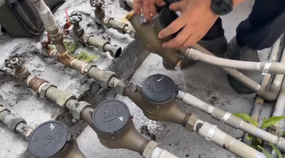 警方協同台水人員執行斷水。（圖／記者 趙靜姸翻攝）