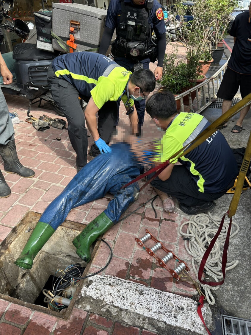 消防人員全副武裝進入化糞池密閉空間搶救受困工人,並在警消協力下成功將傷者救出送醫搶救。(圖/記者張家燁翻攝)