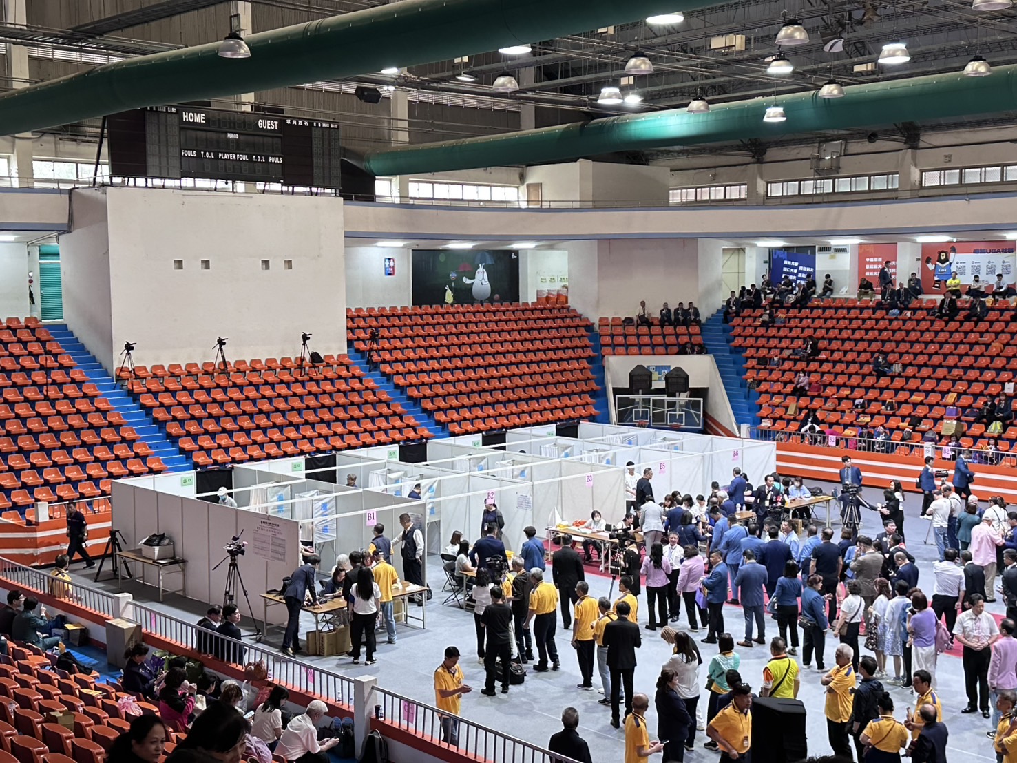 本次國際理事選舉特別聘請新北市選委會專業團隊進行發票、記票與開票作業,並全程攝影存證,以公開透明方式完成整體選務流程。(圖/記者林照東攝)