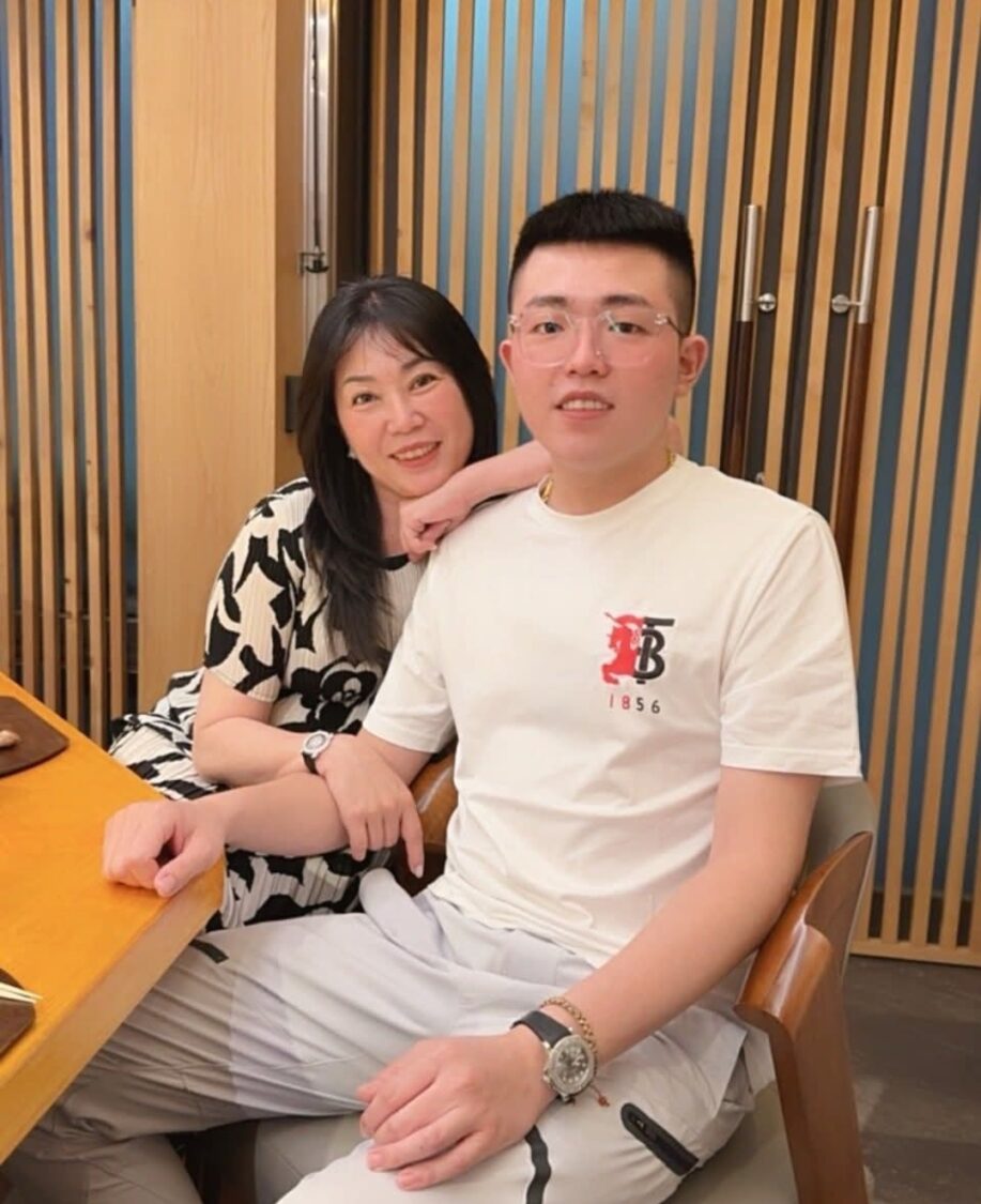 北港朝天宮董事長兒子蔡晉財(圖右)涉毆前董事長曾蔡美佐遭羈押一事,其母親黃美蘭(圖左)曾臉書坦言是自己疏於陪伴兒子的童年。(圖/翻攝自黃美蘭臉書)