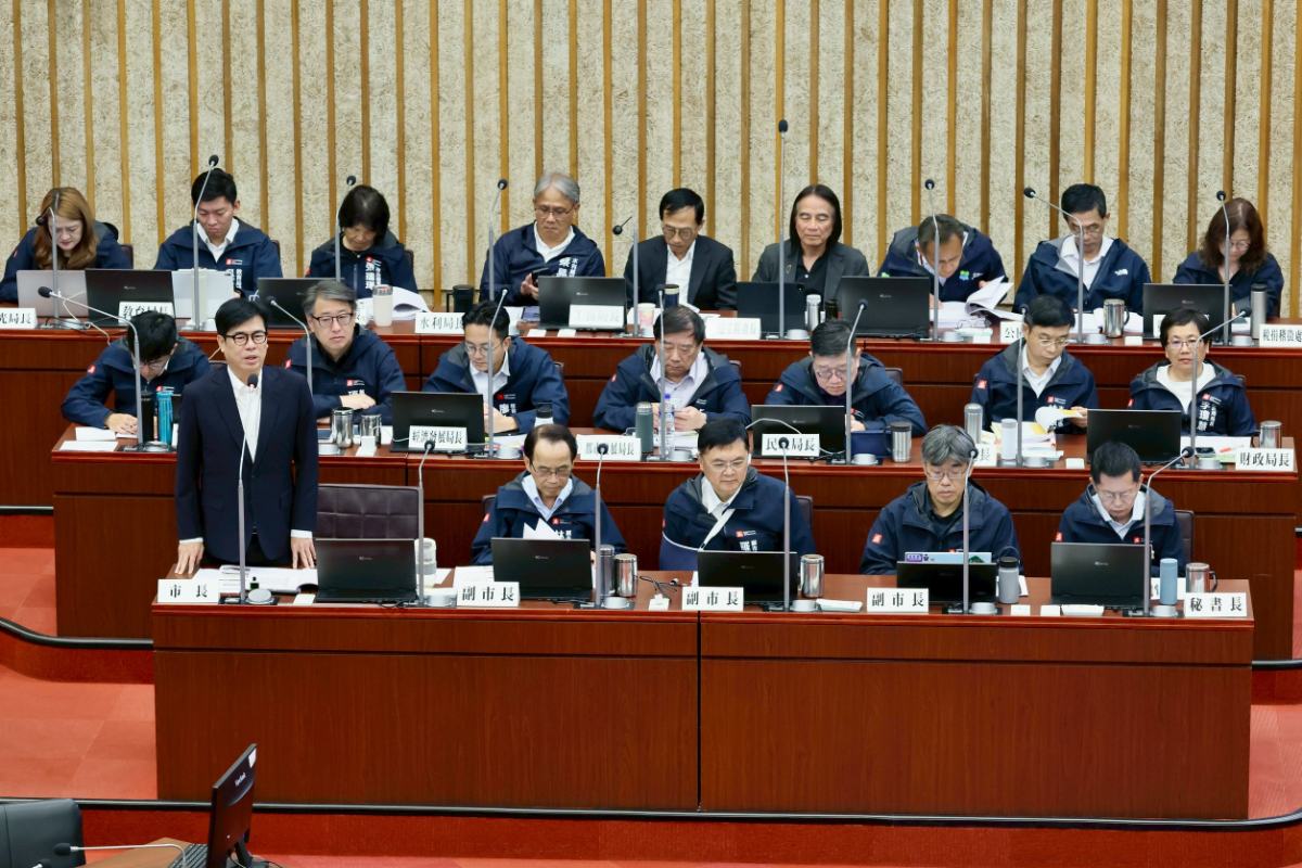 ▲陳其邁答詢時指出,敬老卡由每年發放1,200點,調整為每月600點,未來將持續擴大適用範圍,並歡迎更多民間企業加入合作。