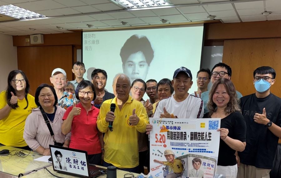 ▲陳財佑講師（前排右3）與勞動部屏東就業中心翁素足主任（前排右4）及學員合影，分享水電修繕專業經驗，鼓勵投入技術職涯。