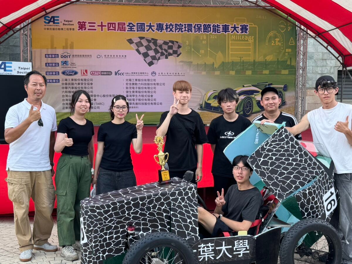 ▲大葉大學設計系謝明憲老師(左一)指導「暴走地平線」車隊獲車輛製作佳作。
