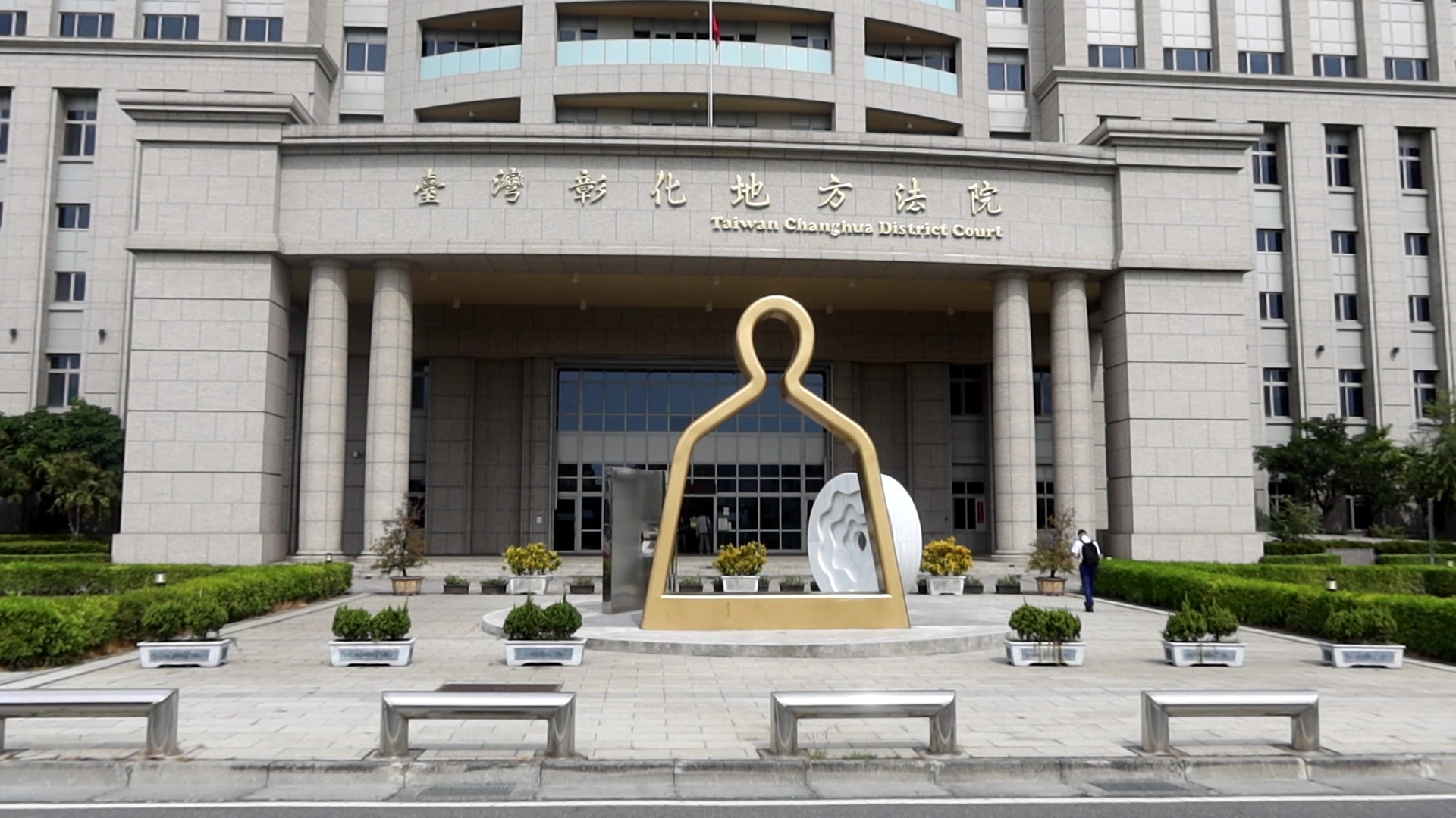 (有影片)/法院安檢警鈴大作 男子攜疑似模擬槍與子彈遭逮 - https://www.watchmedia01.com
