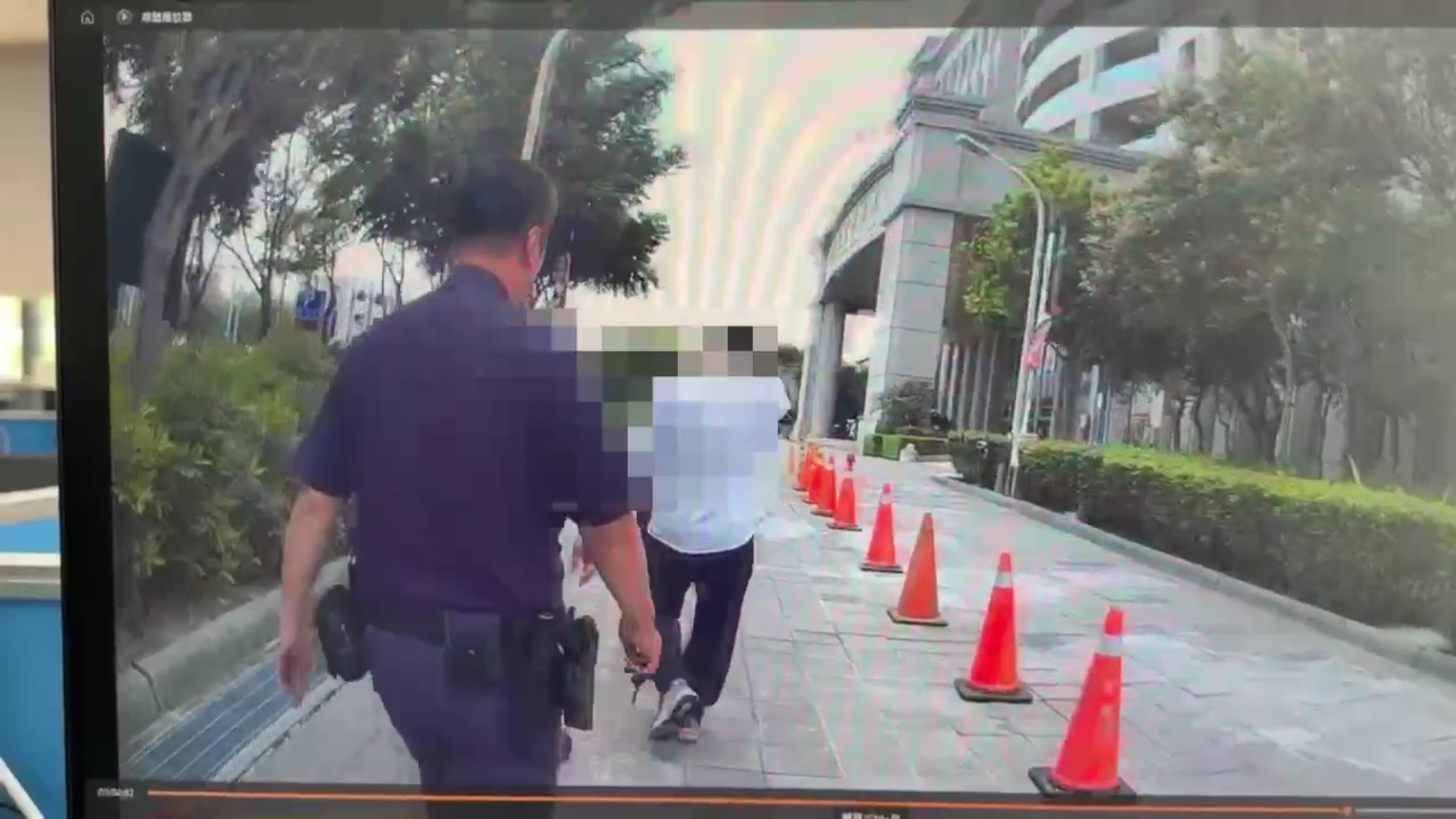 (有影片)/法院安檢警鈴大作 男子攜疑似模擬槍與子彈遭逮 - https://www.watchmedia01.com