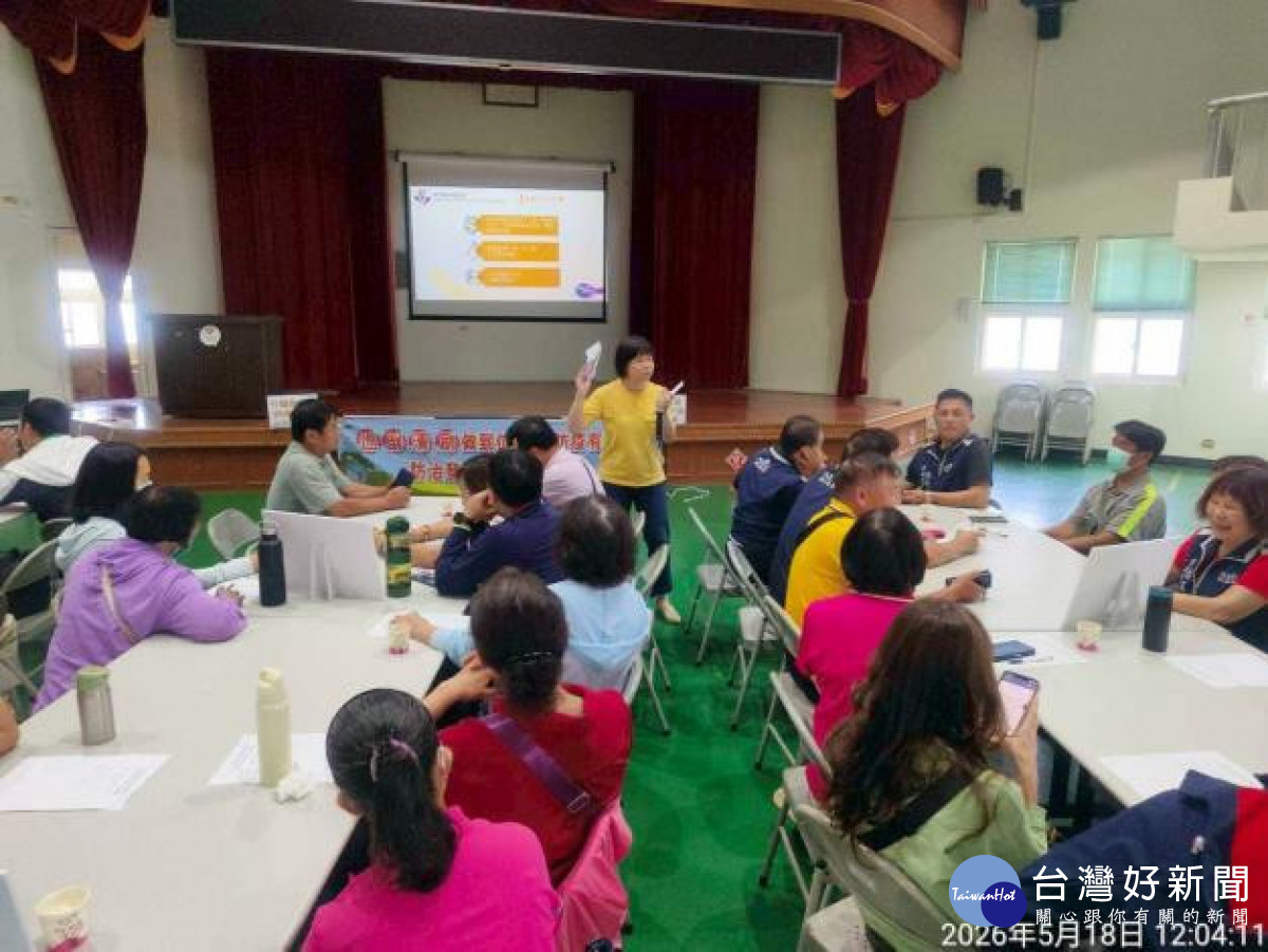 衛生局疾管科長陳秋萍(黃上衣)擔任病媒蚊防治宣導活動講師。