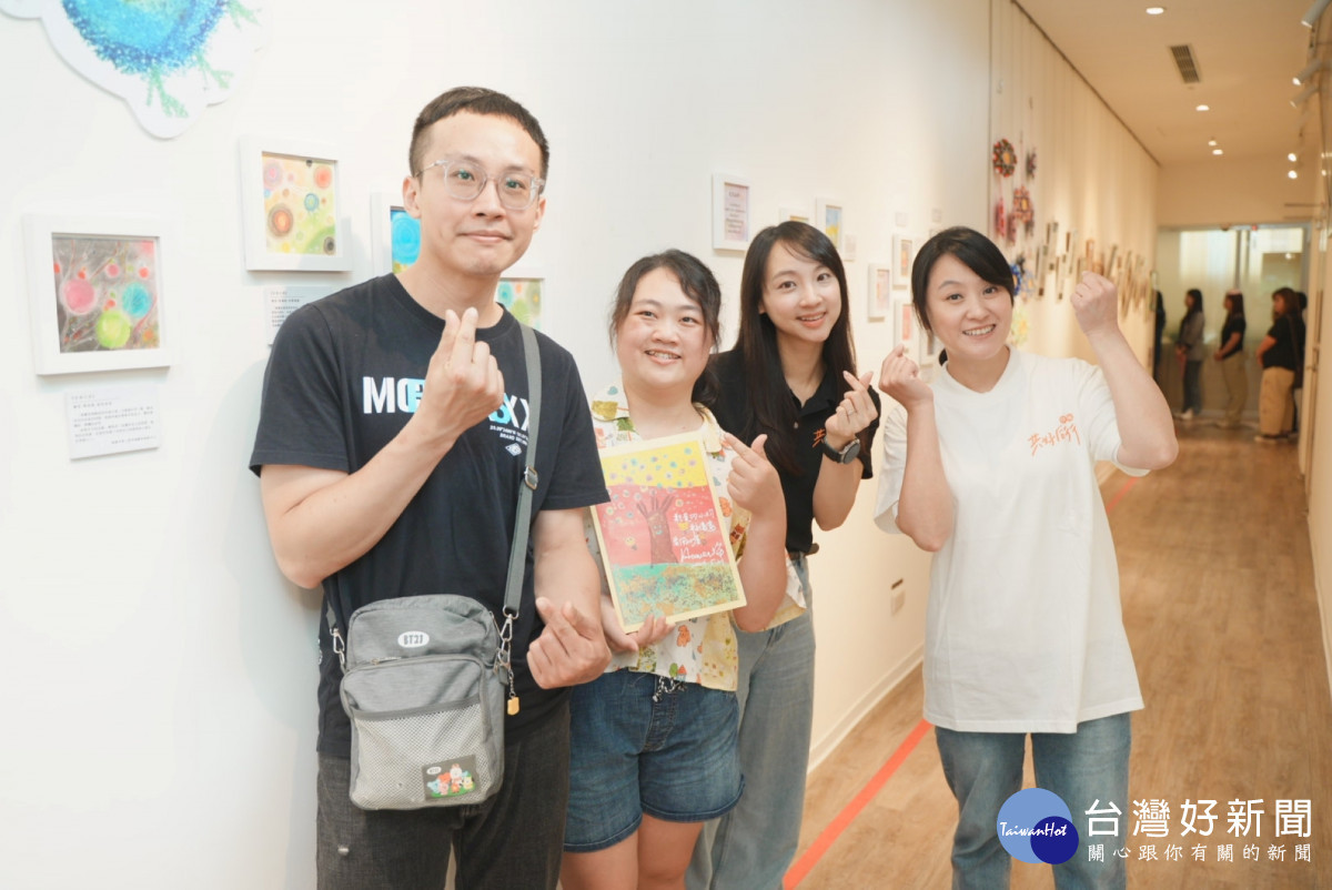 慢飛天使鈞鈞媽媽，透過伊甸家長紓壓課程，以粉彩畫學習整理情緒、釋放壓力，長出力量。(伊甸基金會提供)