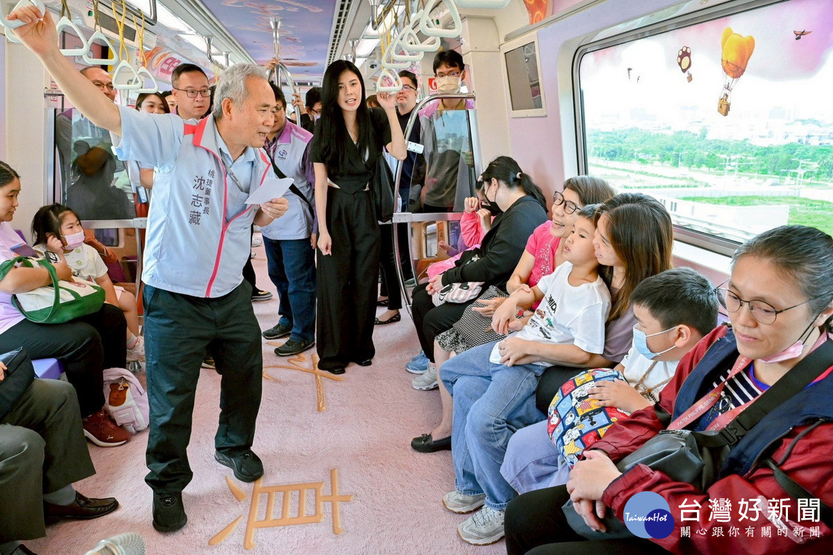桃園桃捷公司董事長沈志藏陪同特教生們搭乘「幸福主題車廂」。<br /><br />