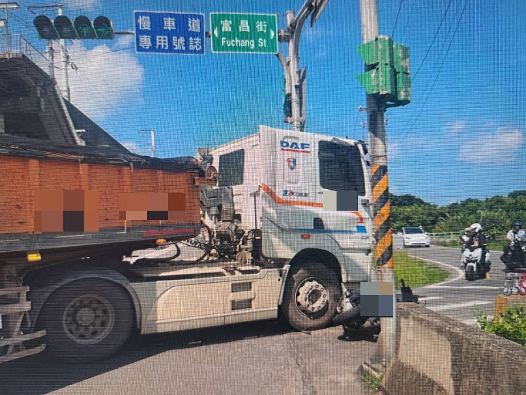 55歲陳姓男子駕駛營業貨運曳引車,行經南青路、富昌街口準備右轉時,疑似未注意視線死角且未禮讓直行車,當場與同向直行的機車發生碰撞。