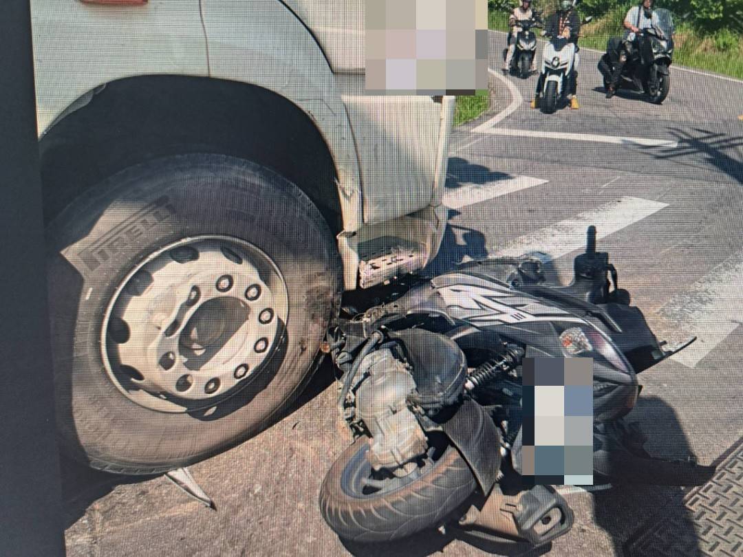 25歲周姓騎士連人帶車倒地,所幸命大僅受手腳擦挫傷,送醫後無生命危險。