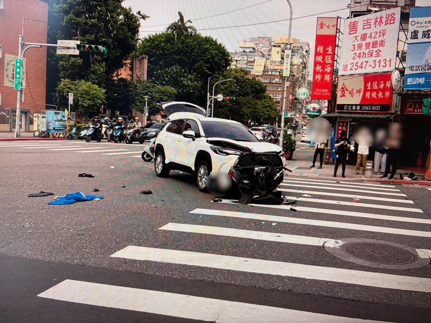 47歲黃姓男子無照駕駛租賃小客車,行經該路口搶快左轉時,當場撞飛對向直行的46歲許姓機車騎士,導致許男重傷不治。