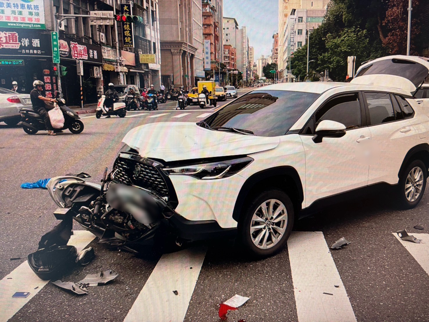 黃男向警方供稱,當時看沒車就轉彎,哪知突然有機車出現才反應不及釀禍。