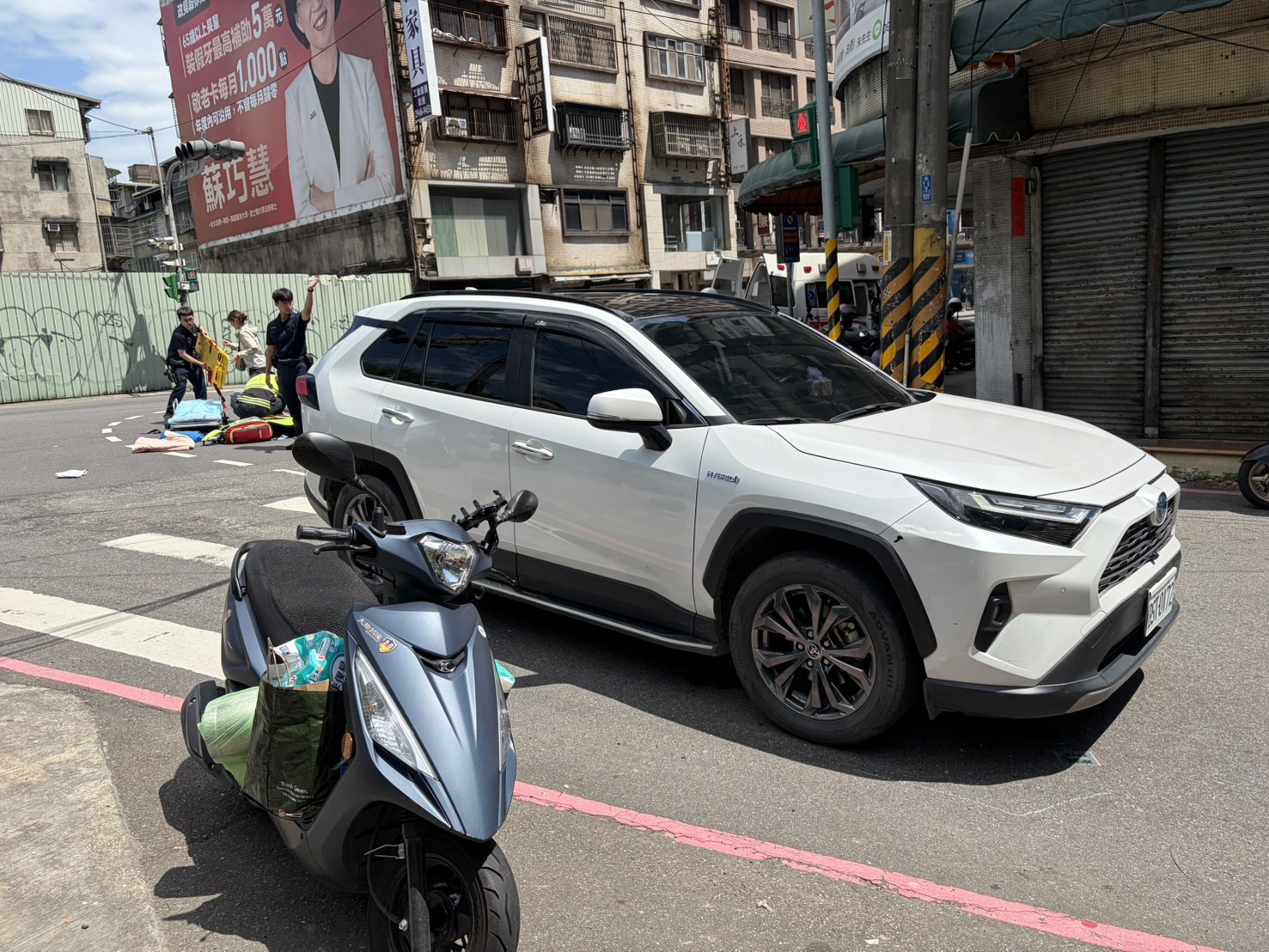 68歲王姓男子駕駛休旅車行經中正路準備左轉時，疑未禮讓對向直行車輛，導致對向77歲湯姓機車騎士煞車不及，連人帶車倒地重摔並滑行撞上休旅車。